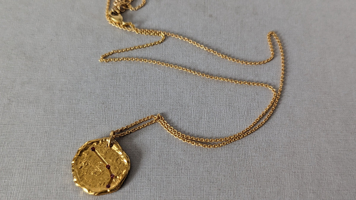 Vintage Gold Tone Womens Coin Shape Pendant Necklace