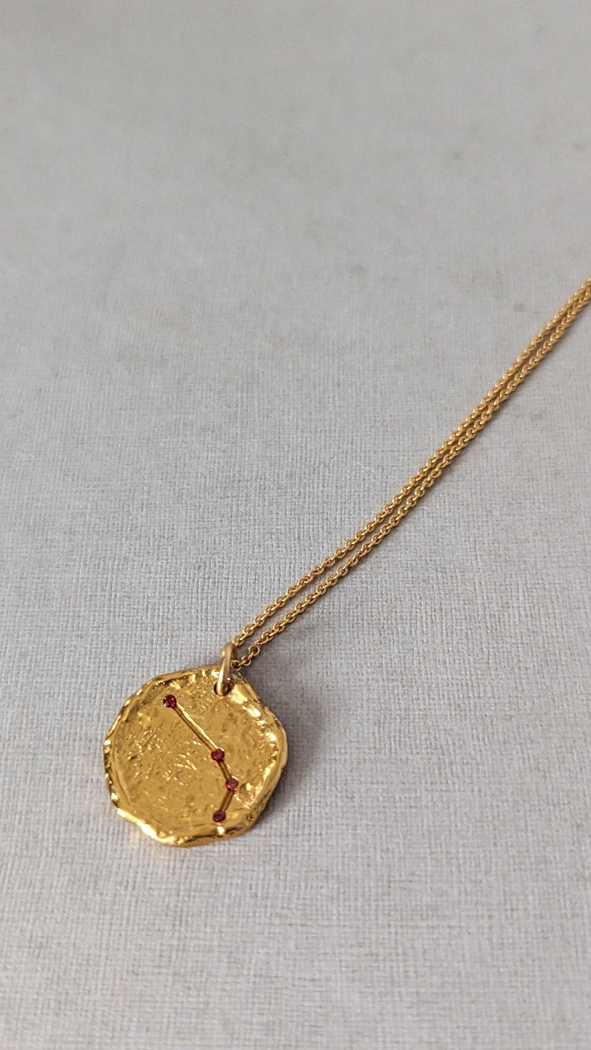 Vintage Gold Tone Womens Coin Shape Pendant Necklace