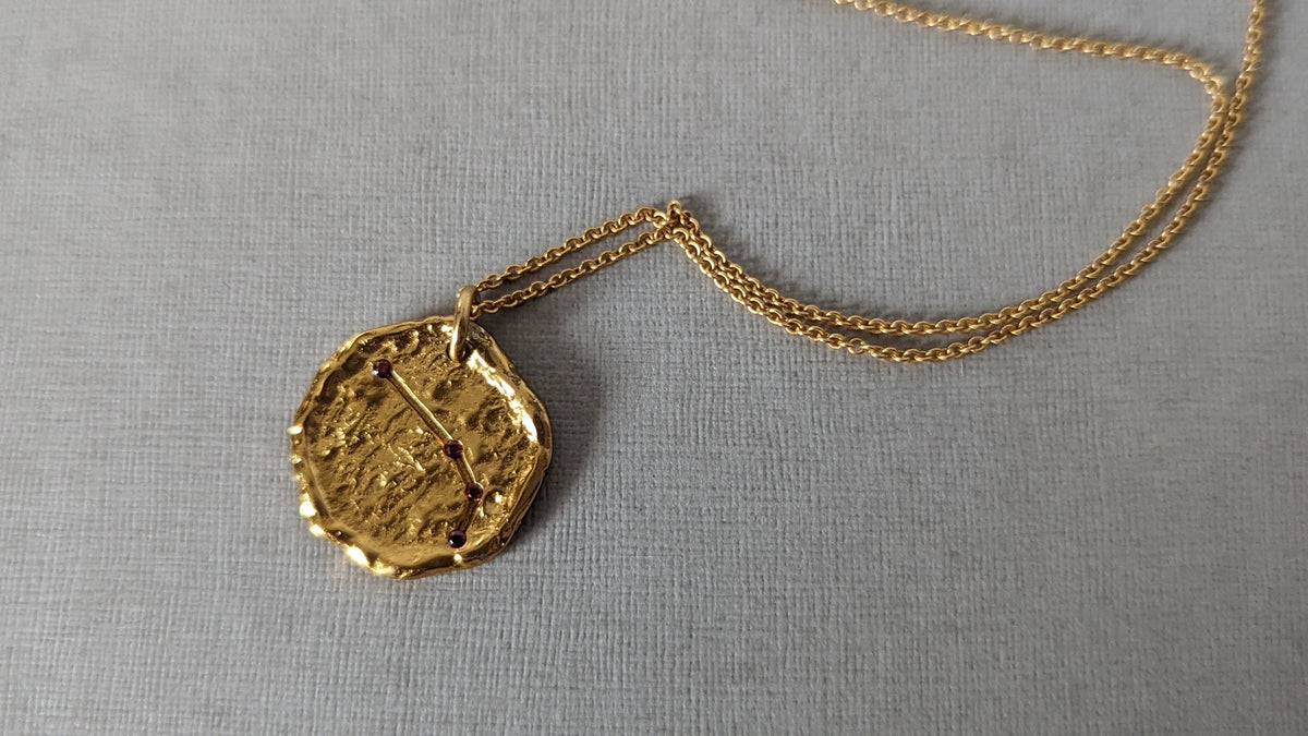 Vintage Gold Tone Womens Coin Shape Pendant Necklace